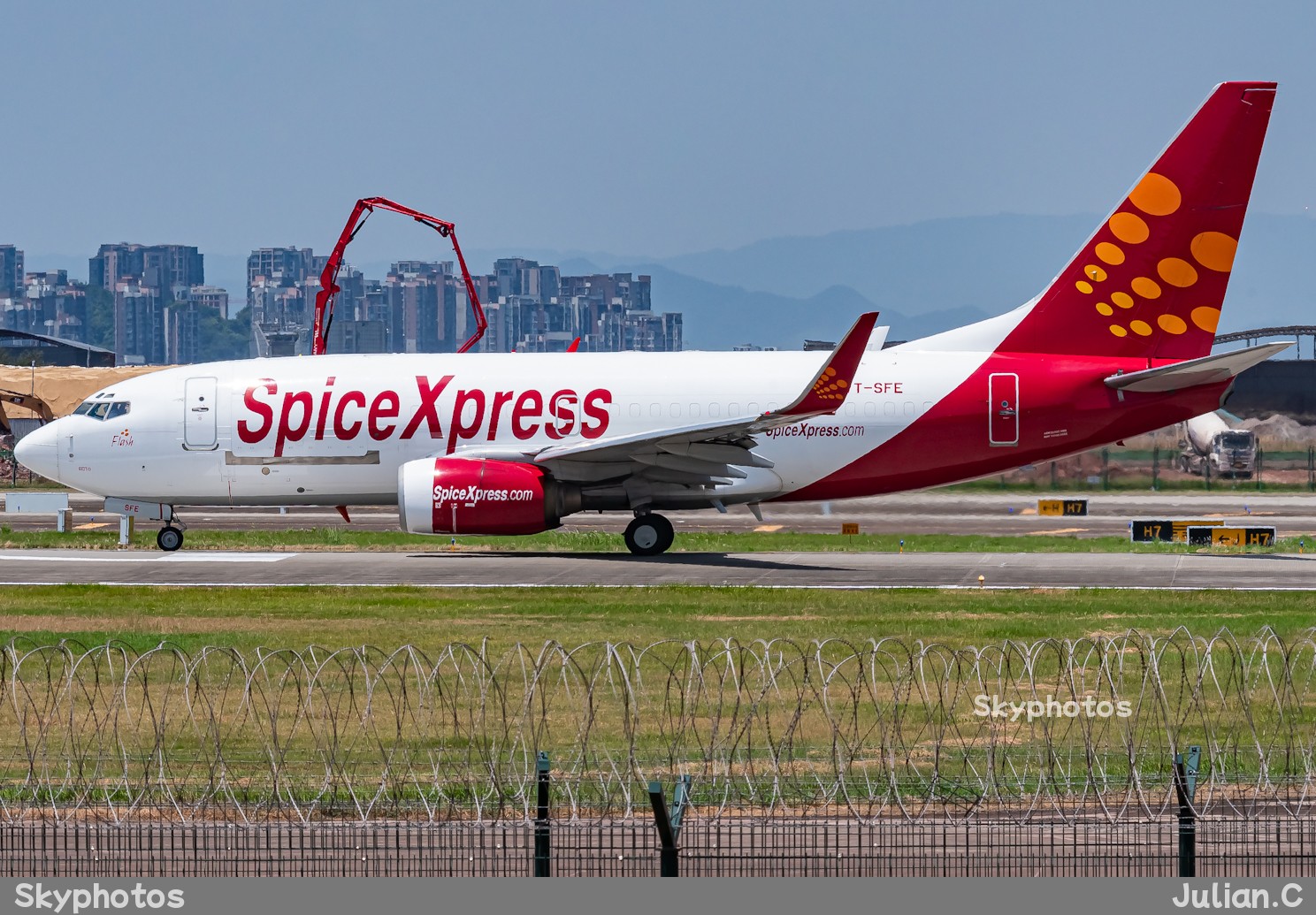 SpiceJet Boeing 737-75C(BDSF)(WL)