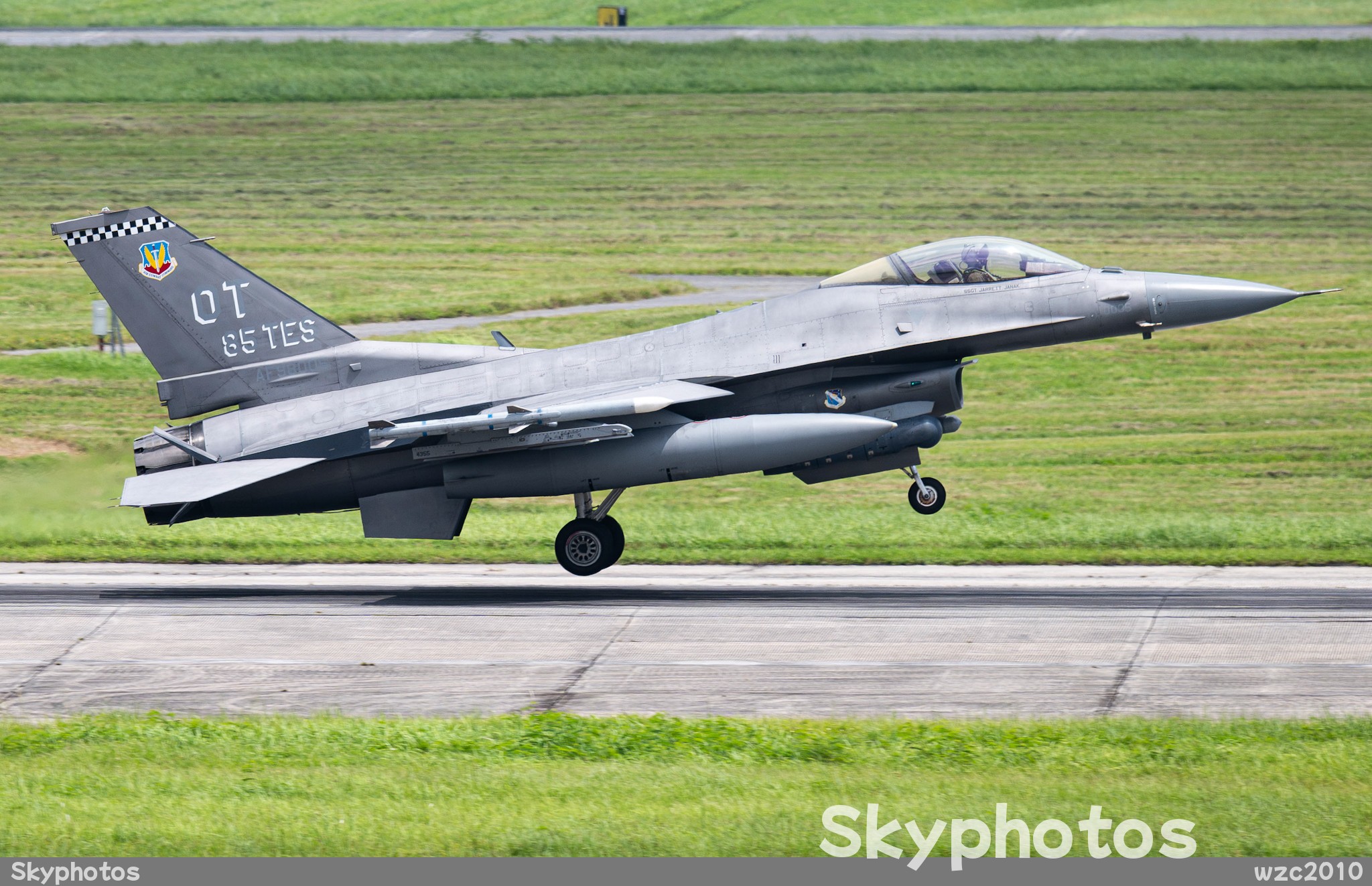 美国空军基地 F-16