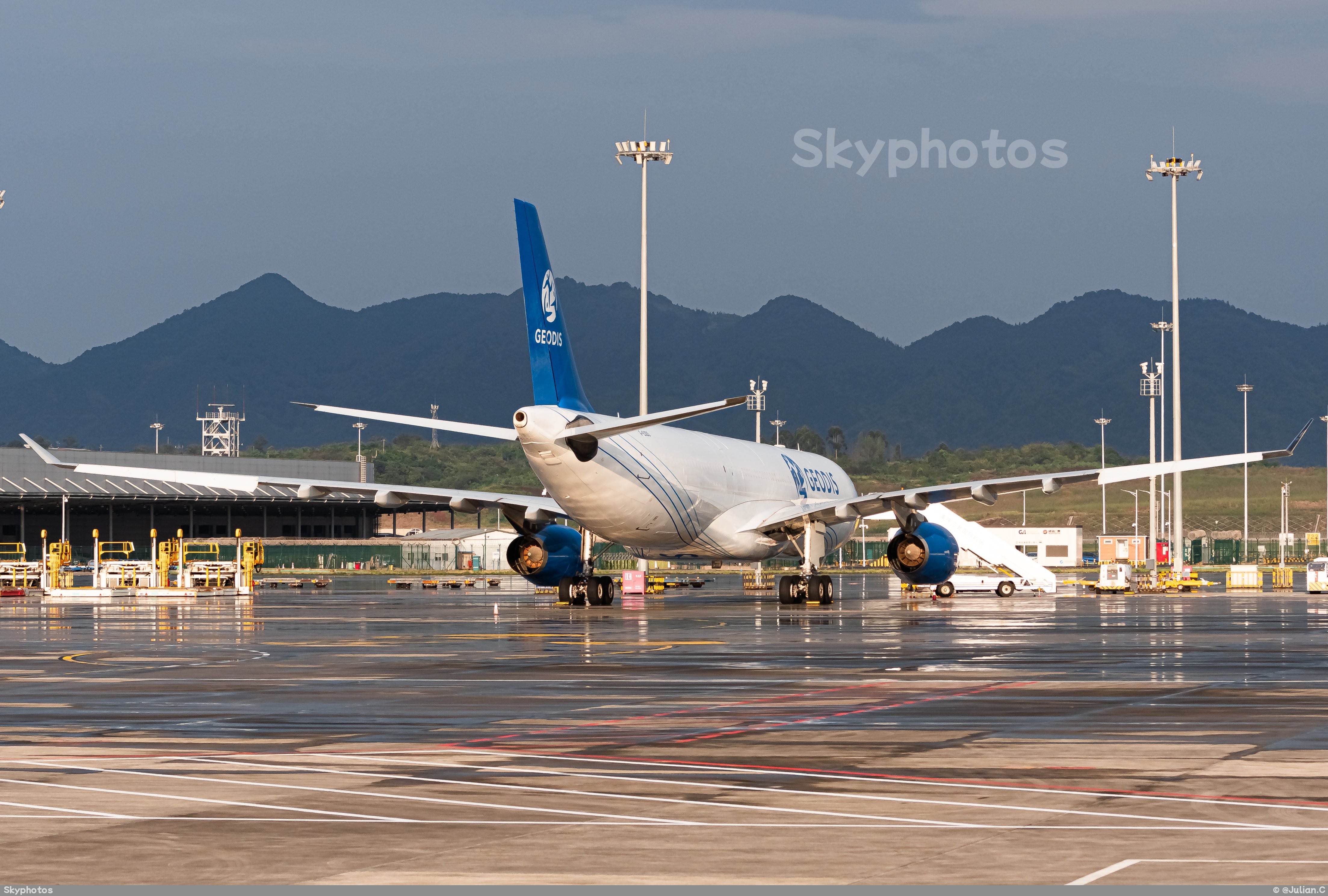 Titan Airways Airbus A330-343（P2F）