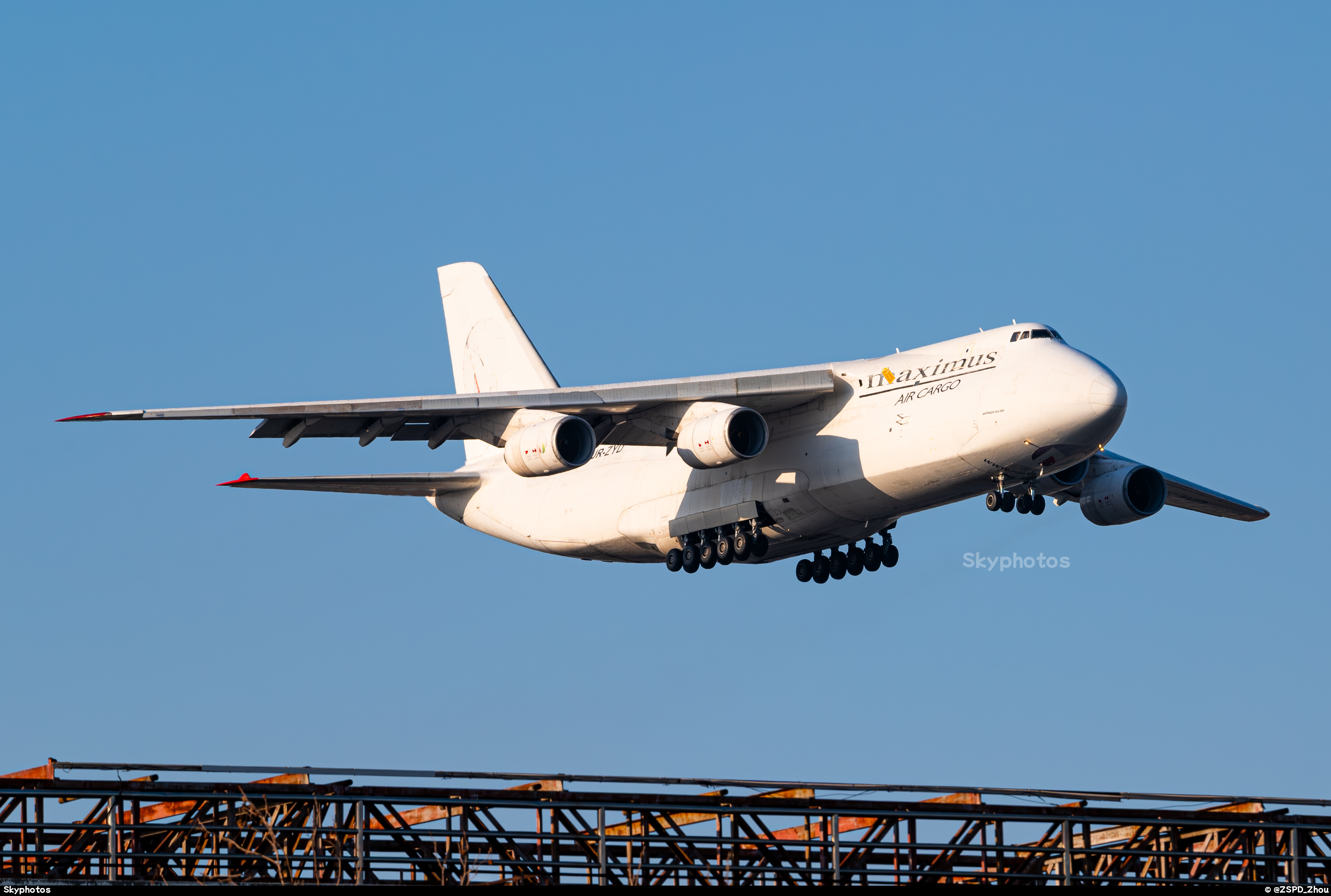 Maximus Airlines Antonov An-124-100